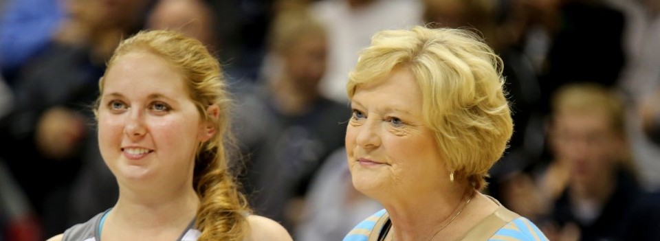 Les basketteuses américaines soutiennent Lauren HILL, jeune joueuse en phase terminale