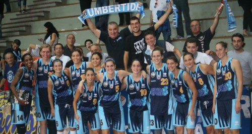 Italie_2014-2015_équipe & supporters Umbertide_legabasketfemminile.com