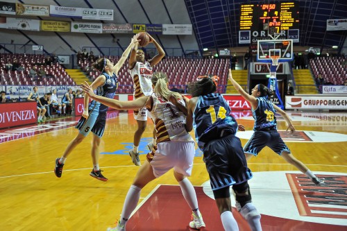 Italie_2014-2015_Shannon McCALLUM (Venise) vs. Umbertide_reyer.it