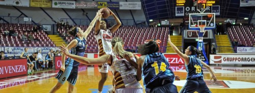 Italie_2014-2015_Shannon McCALLUM (Venise) vs. Umbertide_reyer.it