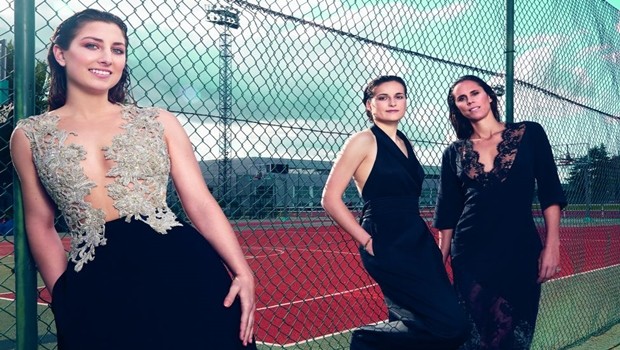 Trois joueuses espagnoles en tenue de soirée sous les flashes des photographes