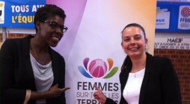 L’arbitre Abigail CATRIX reçoit le trophée Femmes sur tous les terrains