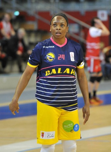 LFB_2015-2016_Danielle McCRAY (Calais) vs. Villeneuve d'Ascq_Michel De-Smedt_Nord Littoral_La Voix du Nord).