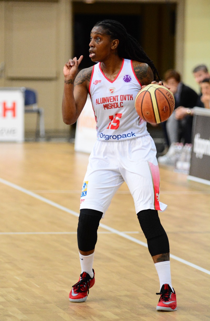 Espagne : A Al-Qazeres, Roneeka HODGES remplace Shacobia BARBEE