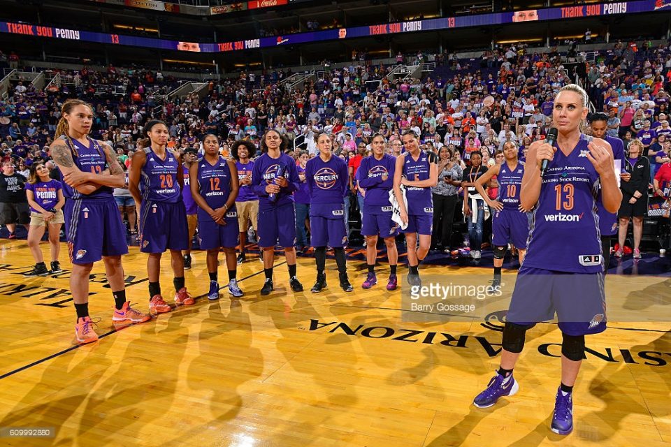 Les hommages de la Talking Stick Resort Arena à Penny TAYLOR