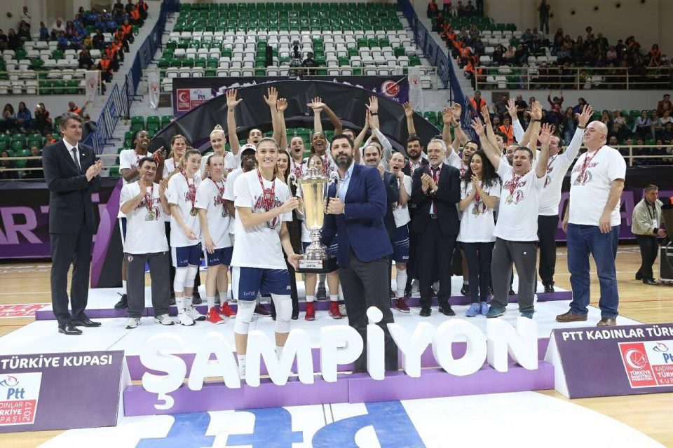 L’Université Yakin Dogu remporte la première coupe de Turquie de son Histoire