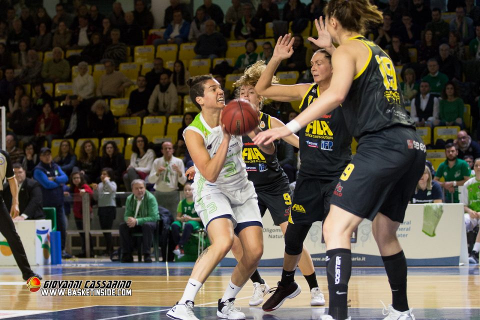 Espagne : Laura NICHOLLS signe à Salamanque