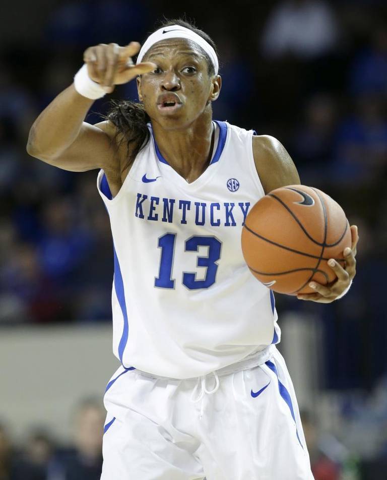 Russie : Evelyn AKHATOR signe à Novossibirsk