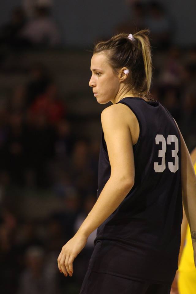 Nevena JOVANOVIC (Villeneuve d’Ascq) utilise une course circulaire pour se démarquer, attaquer le cercle puis obtenir un bon « and one »