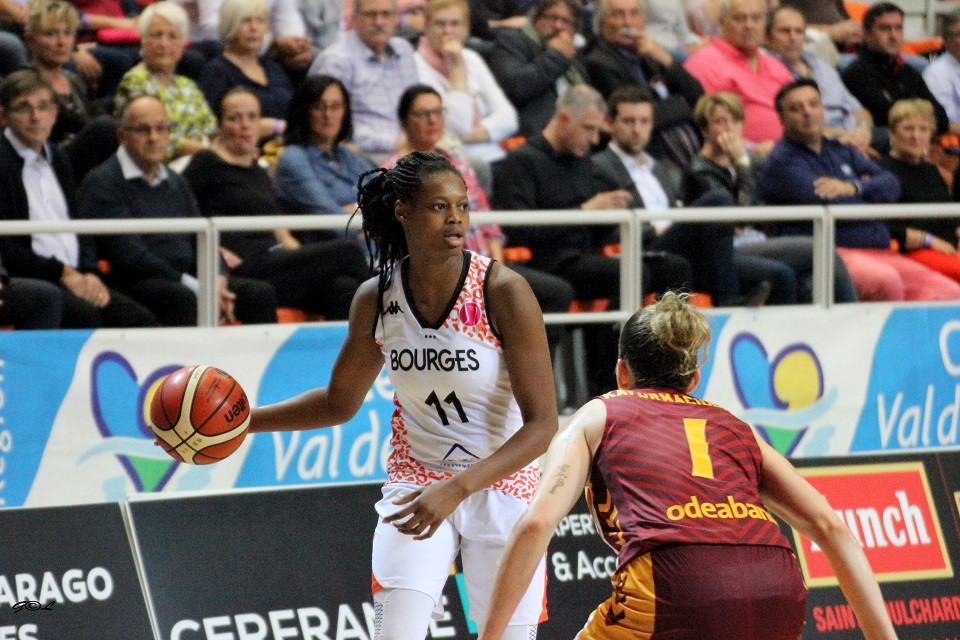 Rép. Tchèque : Valériane AYAYI part officiellement à l’U. S. K. Prague