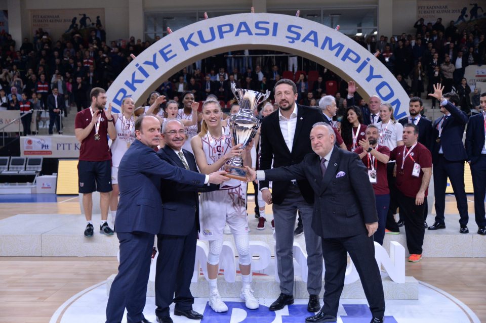 L’Université Yakin Dogu conserve la coupe de Turquie !