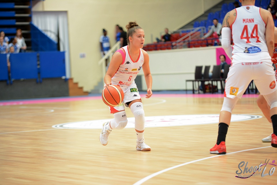 LFB : Passe arrière de Caroline HERIAUD pour Bernadette NGOYISA lors de Nantes-Rezé – La Roche-Vendée