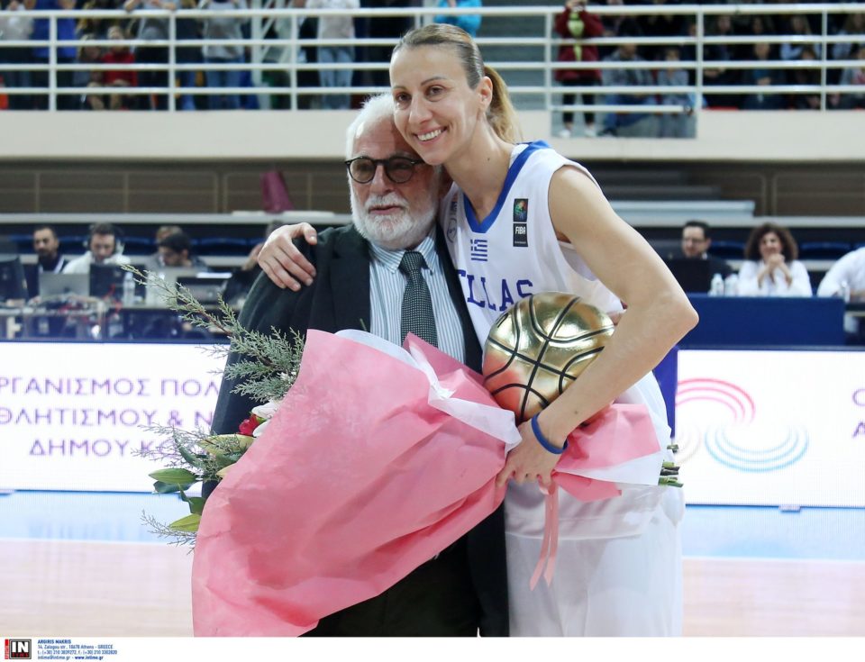 Styliani KALTSIDOU (Grèce) honorée par sa Fédération et ses coéquipières