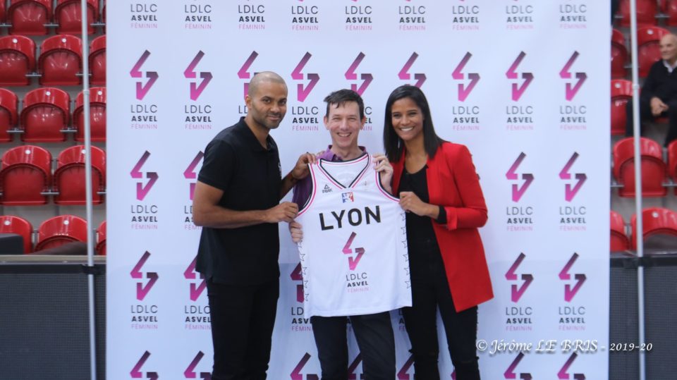https://www.postup.fr/wp-content/uploads/2019/10/LFB_2019-2020_Tony-PARKER-Laurent-DE-LA-CLERGERIE-Marie-Sophie-OBAMA-LDLC-ASVEL-F._Jérôme-LE-BRIS-e1570089851738.jpg