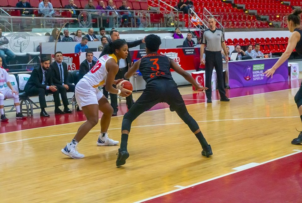 Espagne : Shacobia BARBEE signe à Araski