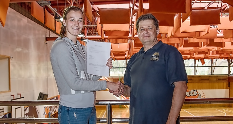 République Tchèque : Katerina ROKOSOVA prolonge à Levhartice Chomutov