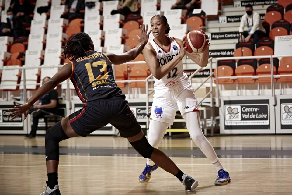 Italie : Iliana RUPERT pose ses valises à Bologne