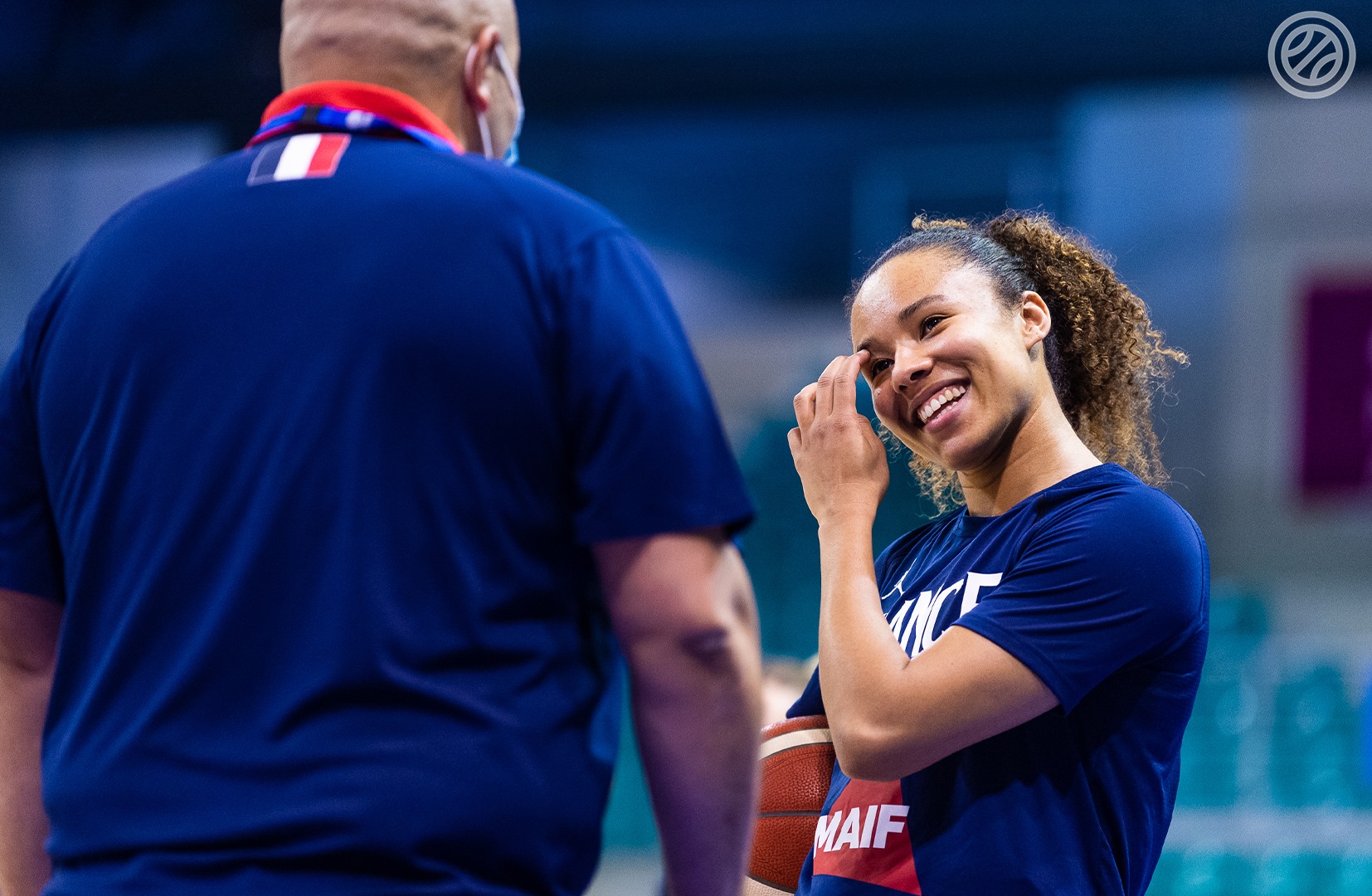 Alix DUCHET en civil, Tima POUYE sur le banc pour le 2ème France – Suède