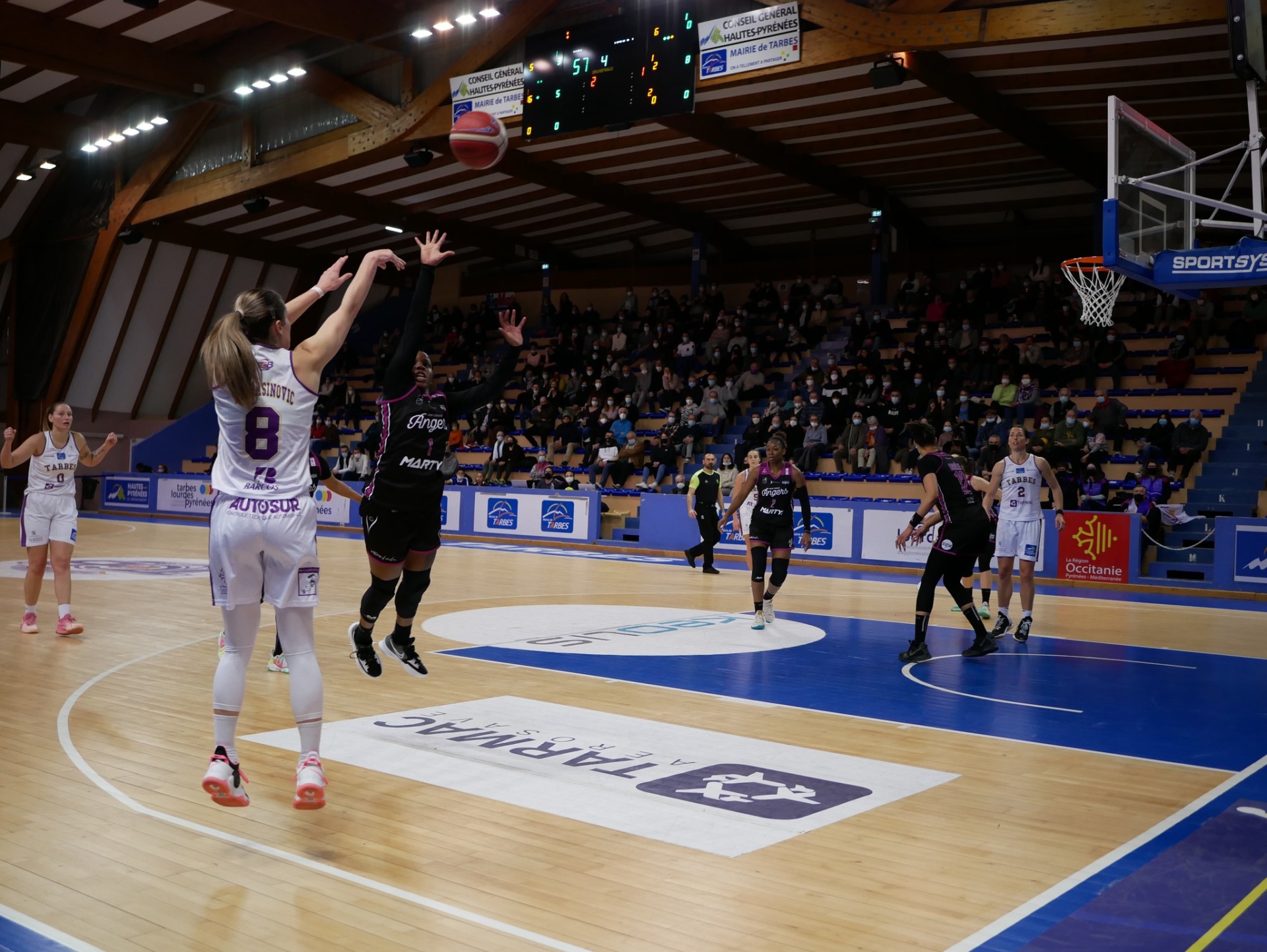 LFB : Tarbes renverse la situation et s’impose dans les prolongations, Bourges et la Roche-Vendée sont les deux autres vainqueurs