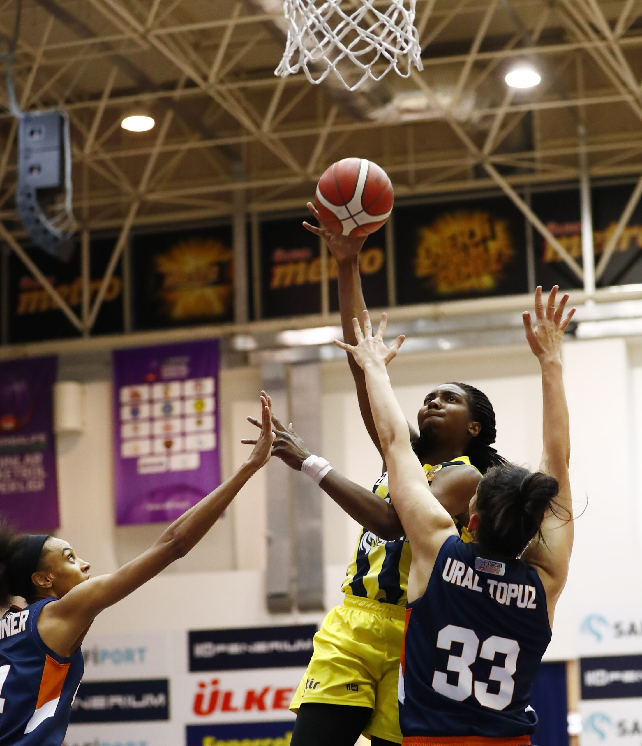 Turquie : Fenerbahçe trop fort pour C. B. K. Mersin dans la première manche de la finale