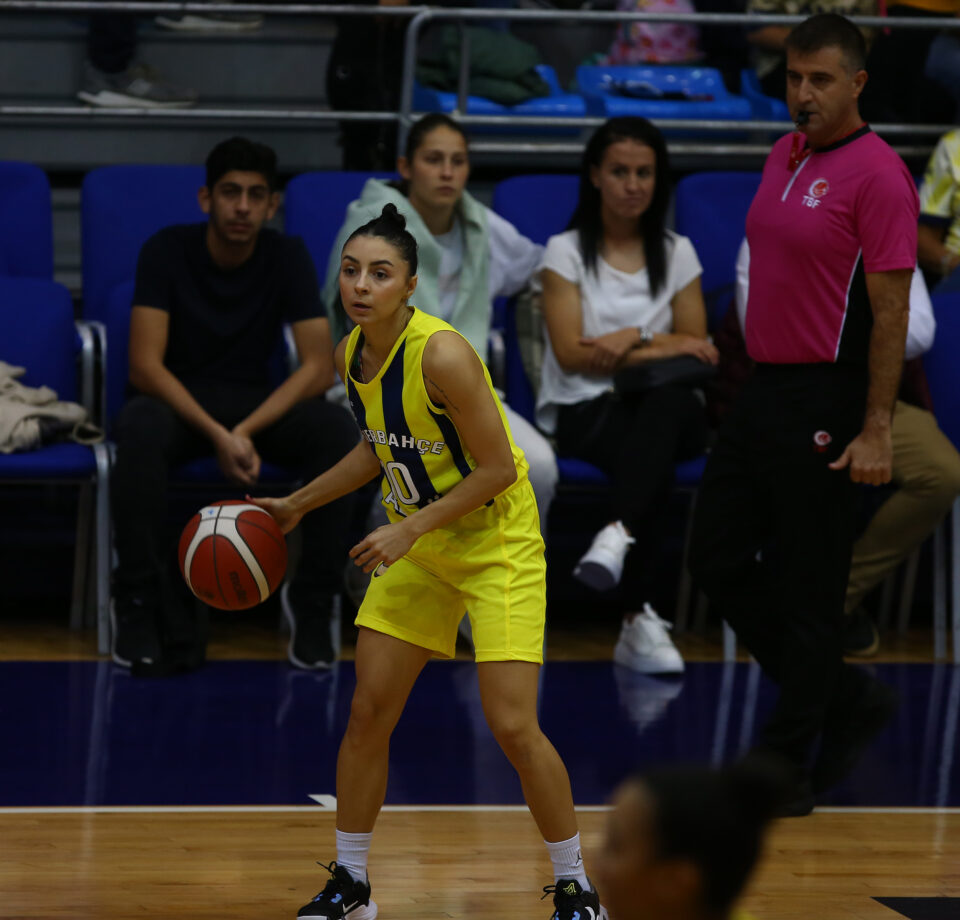 Turquie : Fenerbahçe remporte le remake de la finale, Emlak Konut domine le match des promus