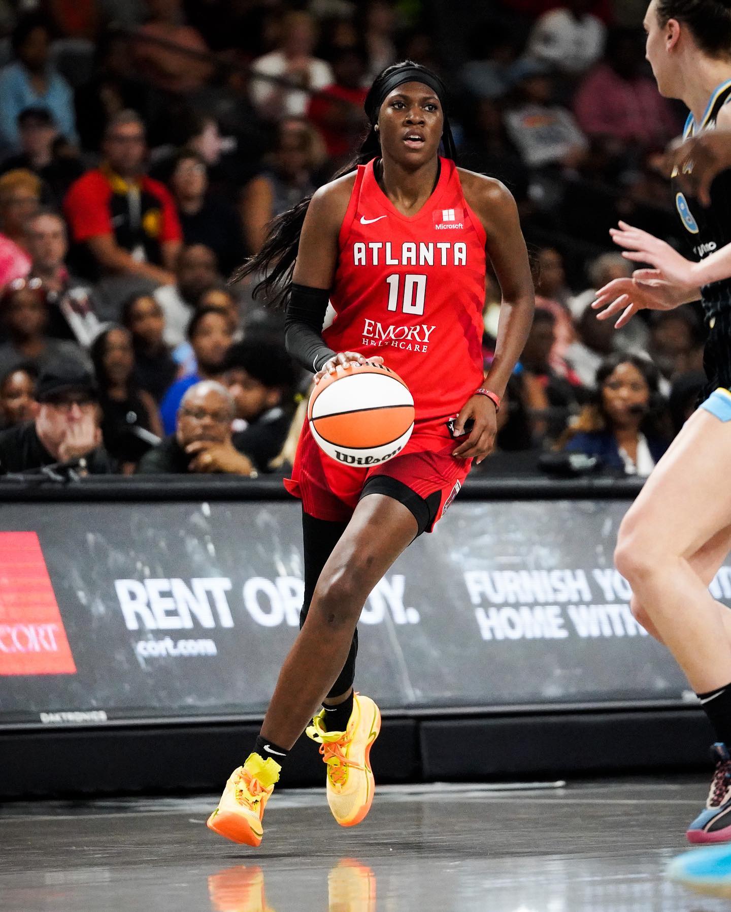 WNBA : Atlanta s’offre Chicago et Connecticut en profite, New York enchaîne malgré une Marine JOHANNES sur le banc