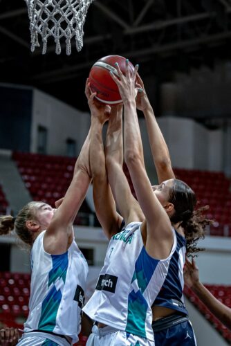 Ajsa SIVKA à la lutte sous le cercle