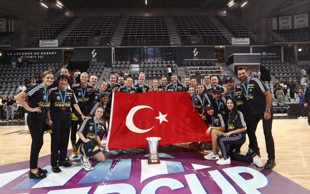 Face à des Lyonnaises toujours en effectif réduit, le Fenerbahçe remporte la première Supercoupe d&rsquo;Europe de son Histoire !