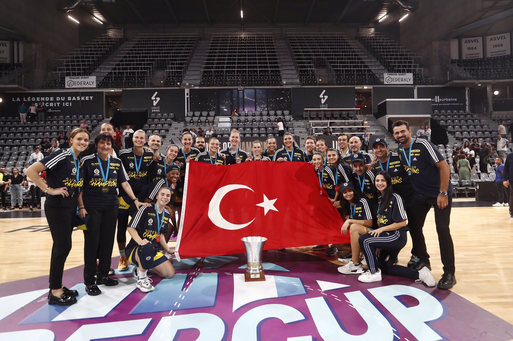 Face à des Lyonnaises toujours en effectif réduit, le Fenerbahçe remporte la première Supercoupe d’Europe de son Histoire !