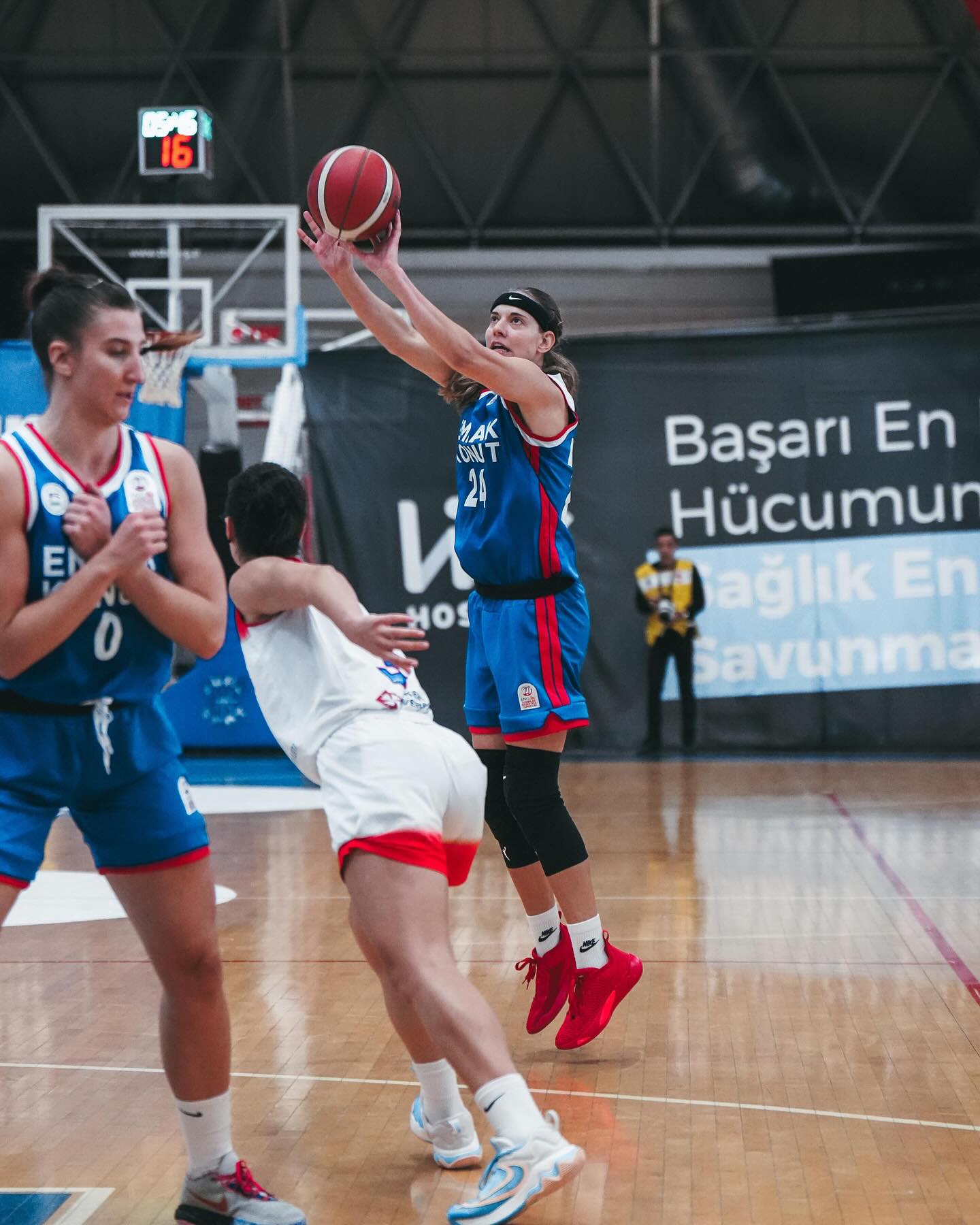 Turquie : Emlak Konut et Fenerbahçe vainqueurs des derbys stambouliotes, le C. B. K. Mersin tombe encore