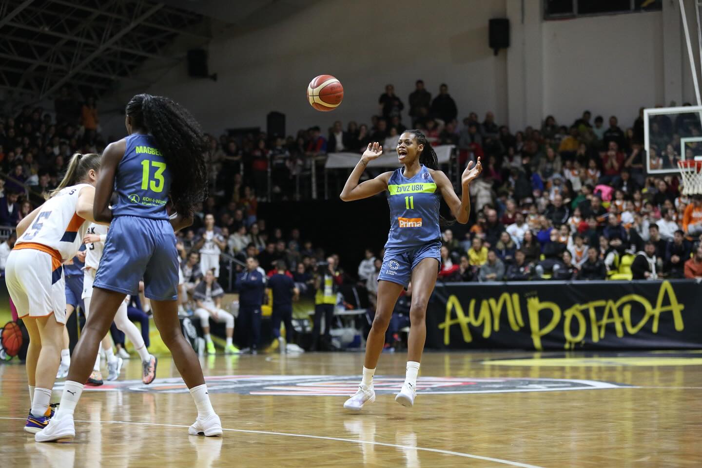 Rép. Tchèque : Face aux autres filles de la capitale, celles du Slavia de Prague, Valeriane AYAYI et ses partenaires de l’U.S.K. se sont mises en mode rouleau compresseur