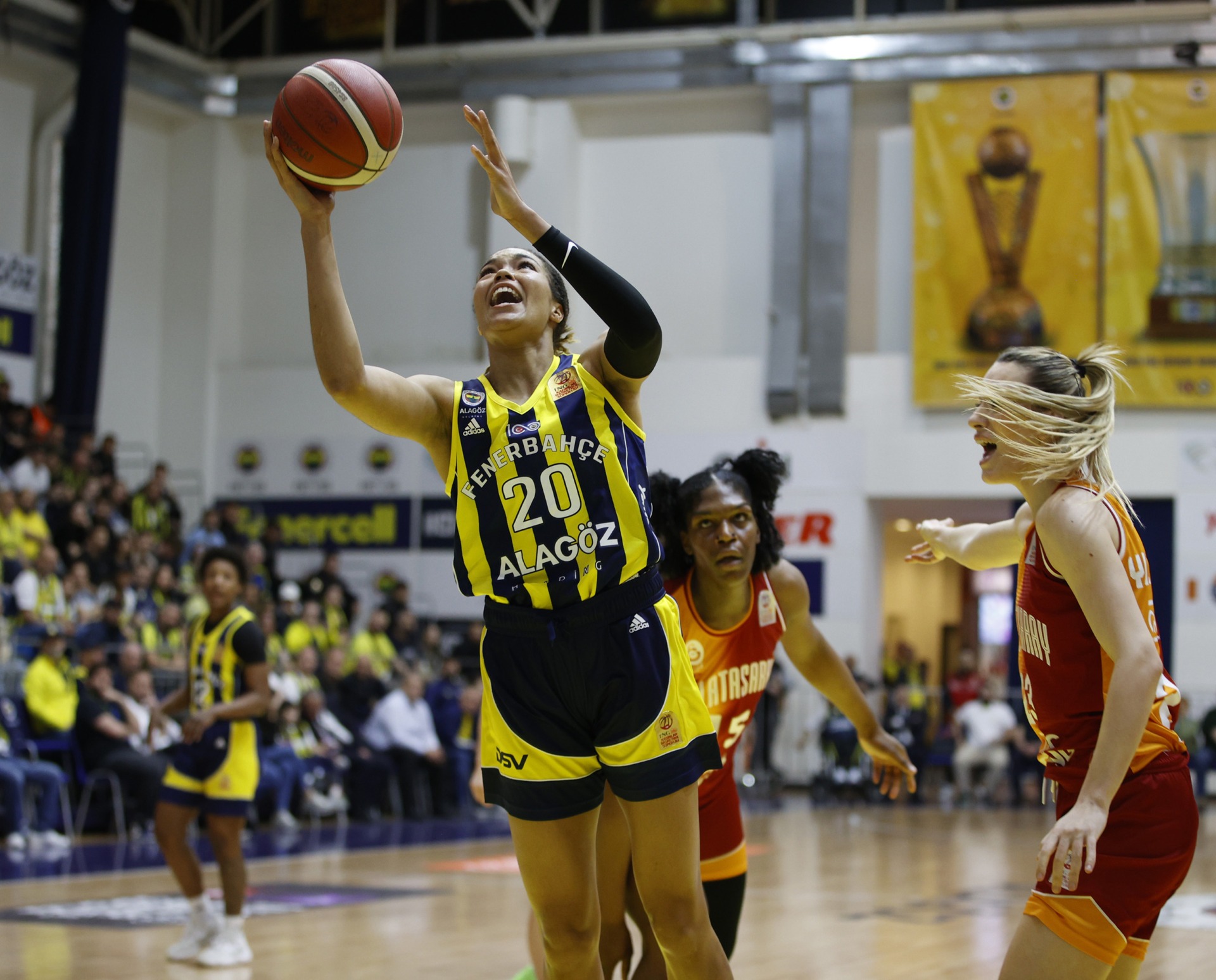 Turquie : Le C. B. K. Mersin premier finaliste, Fenerbahçe a un pied dedans