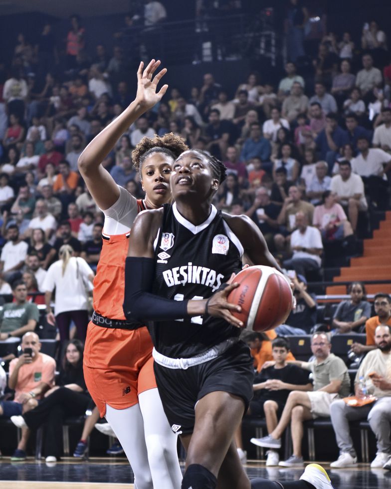 Turquie : Besiktas souffle la victoire au C. B. K. Mersin, Fenerbahçe domine son grand rival historique