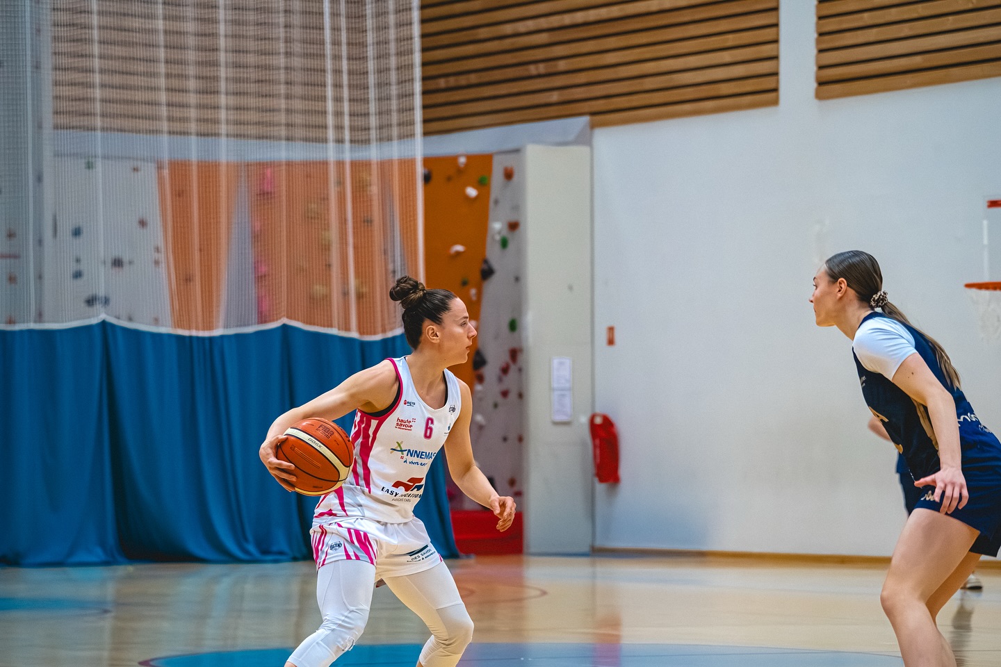 https://www.postup.fr/wp-content/uploads/2025/04/NF1_2024-2025_Margot-VIDAL-GENEVE-Annemasse-vs.-Lattes-Montpellier-Espoir_Annemasse-Basket-Club.jpg