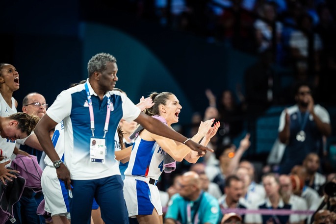 https://www.postup.fr/wp-content/uploads/2025/06/2024_Jean-Aime-TOUPANE_Romane-BERNIES_Equipe-de-France_JO-Paris_source-FIBA.jpg