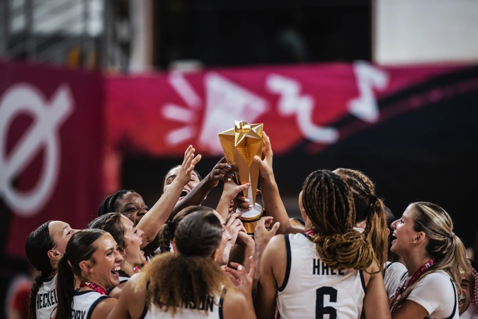 https://www.postup.fr/wp-content/uploads/2025/07/2025_Team-USA_Mondial-U19_Trophee_Finale-vs-Australie_source-FIBA.jpg