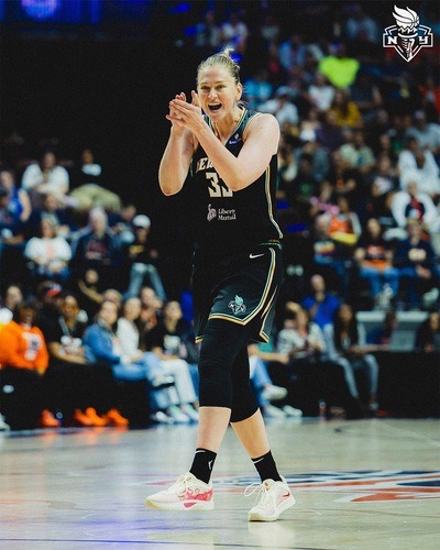 https://www.postup.fr/wp-content/uploads/2025/08/2025_Emma-MEESSEMAN_New-York-vs-Connecticut_saison-reguliere_WNBA_copyright-facebook-officiel-New-York-Liberty.jpg