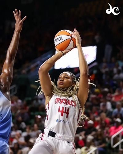 https://www.postup.fr/wp-content/uploads/2025/08/2025_Kiki-IRIAFEN_Washington-Mystics-vs-Chicago-Sky_WNBA_saison-reguliere_copyright-facebook-officiel-washington-1.jpeg
