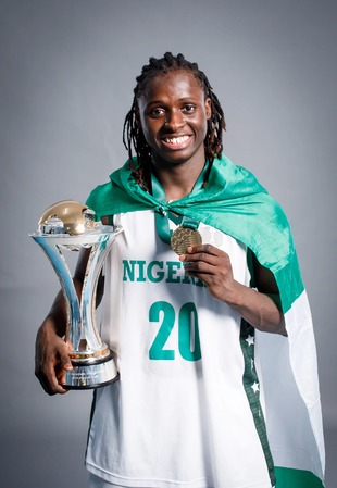 https://www.postup.fr/wp-content/uploads/2025/08/2025_Murjanatu-MUSA_Nigeria_Afrobasket_Finale_trophee_source-FIBA.jpg