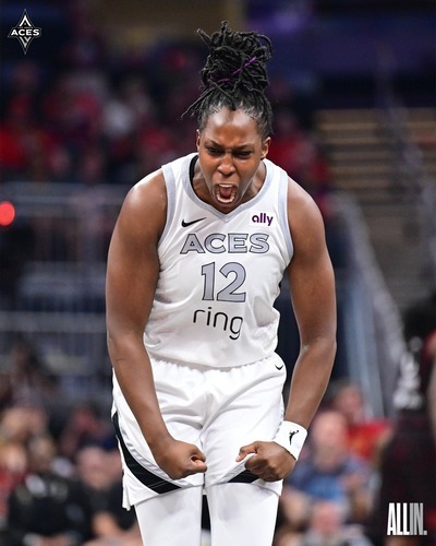 https://www.postup.fr/wp-content/uploads/2025/09/2025_Chelsea-GRAY_Las-Vegas-vs-Indiana_WNBA_playoffs_source-facebook-officiel-las-vegas-aces.jpg