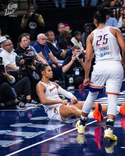 https://www.postup.fr/wp-content/uploads/2025/09/2025_Satou-SABALLY_Alyssa-THOMAS_Phoenix_WNBA_playoffs_source-facebook-officiel-phoenix-mercury.jpg