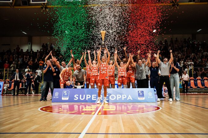 https://www.postup.fr/wp-content/uploads/2025/09/2025_Schio-vs-Venise_finale_supercoupe-ditalie_trophee_copyright-Famila-Schio.jpg