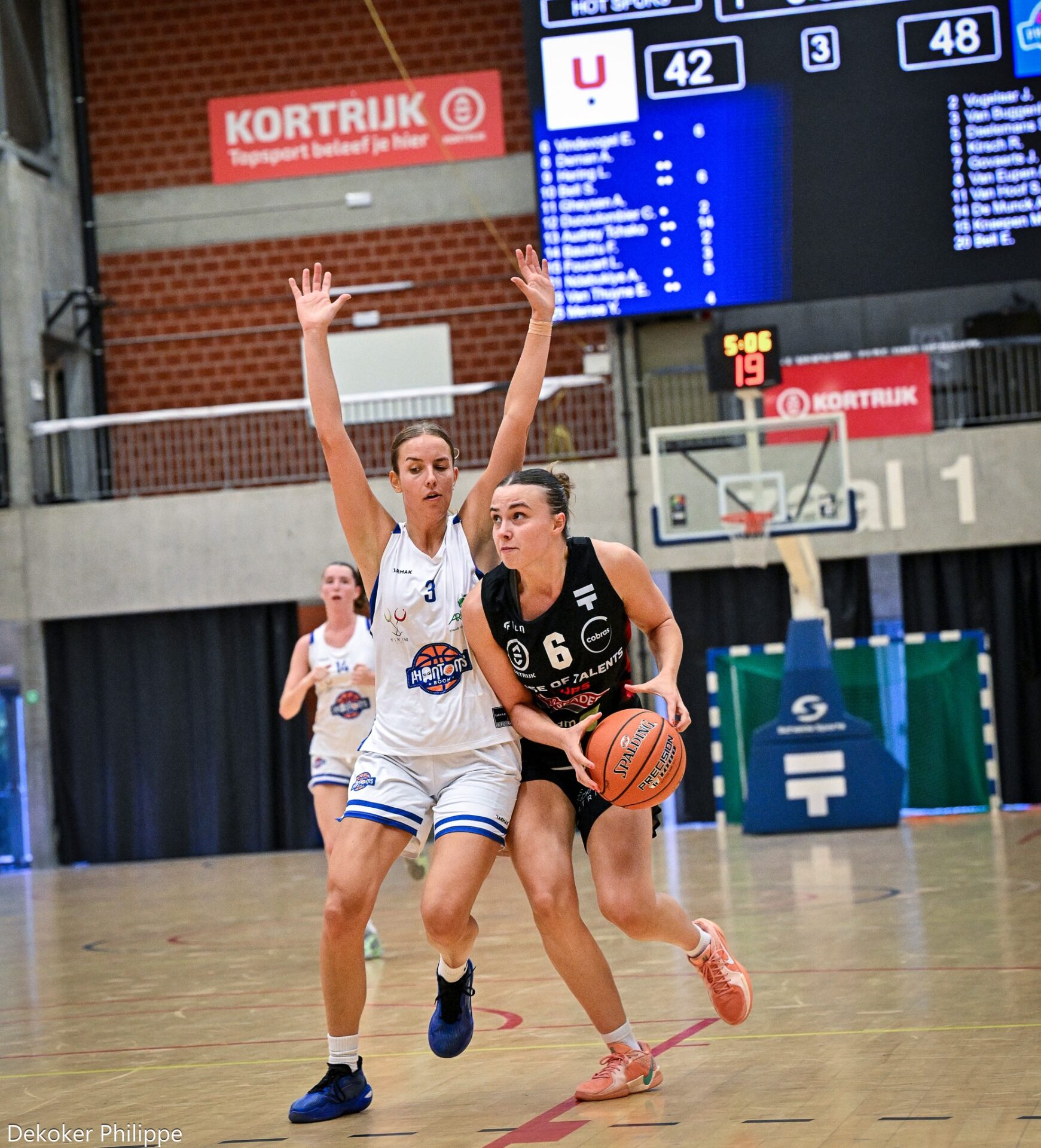 https://www.postup.fr/wp-content/uploads/2025/09/Belgique_2025-2026_Emma-VINDEVOGEL-Courtrai-vs.-Phantoms-Boom_House-of-Talents-Spurs-BNXT.jpg