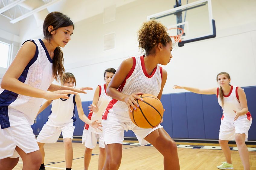 Équipe féminine de basket-ball de jeune en train de jouer un match